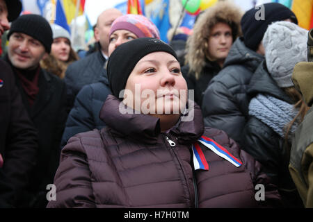 Moskau, Russland. 4. November 2016. Menschen nehmen Teil an einer Demonstration anlässlich Tag der nationalen Einheit in Twerskaja-Straße Russlands. Bildnachweis: Victor Vytolskiy/Alamy Live-Nachrichten Stockfoto