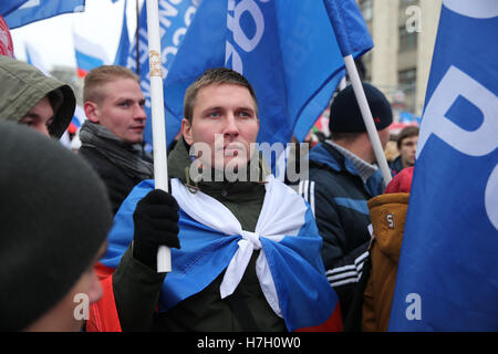 Moskau, Russland. 4. November 2016. Menschen nehmen Teil an einer Demonstration anlässlich Tag der nationalen Einheit in Twerskaja-Straße Russlands. Bildnachweis: Victor Vytolskiy/Alamy Live-Nachrichten Stockfoto