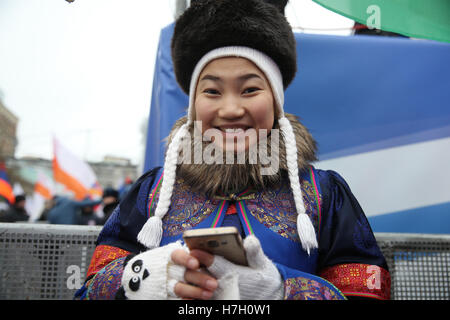 Moskau, Russland. 4. November 2016. Menschen nehmen Teil an einer Demonstration anlässlich Tag der nationalen Einheit in Twerskaja-Straße Russlands. Bildnachweis: Victor Vytolskiy/Alamy Live-Nachrichten Stockfoto