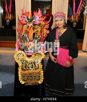 London UK 04.November.2016 eines Tages Ausstellung unterstützt durch den Oberbürgermeister von Westminster, Masken aus verschiedenen Regionen Boliviens, den sozialen Gebrauch und die wesentliche Rolle bei Boliviens festliche Tanztraditionen zu geben und einen Einblick in die ständige Dualität von Wandel und Kontinuität erzeugt durch historische und kulturelle Prozesse in Bolivien @Paul Quezada Neiman/Alamy Live news Stockfoto