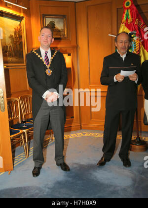 London UK 4. November 2016 Roberto Calzadilla bolivianischen Botschafter in das Vereinigte Königreich mit Stadtrat Steve Sommer Rechts Worshipful Lord Mayor of Westminster Paul Quezada - Neiman/Alamy Live News Stockfoto