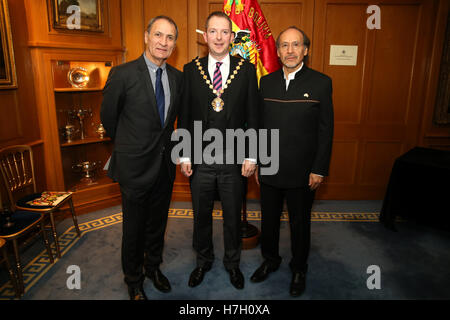 London UK 4. November 2016 Roberto Calzadilla bolivianischen Botschafter in das Vereinigte Königreich mit Stadtrat Steve Summers Recht Worshipful The Lord Mayor of Westminster und chilenischen Botschafter Rolando Drago.@Paul Quezada - Neiman/Alamy Live-Nachrichten Stockfoto