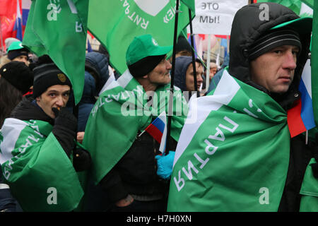 Moskau, Russland. 4. November 2016. Menschen nehmen Teil an einer Demonstration anlässlich Tag der nationalen Einheit in Twerskaja-Straße Russlands. Bildnachweis: Victor Vytolskiy/Alamy Live-Nachrichten Stockfoto