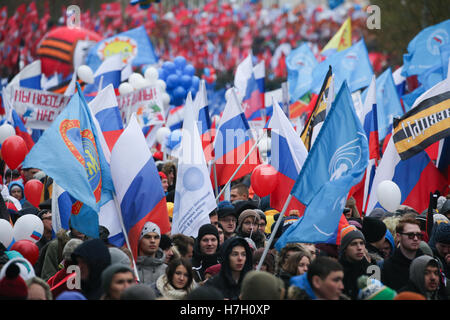 Moskau, Russland. 4. November 2016. Menschen nehmen Teil an einer Demonstration anlässlich Tag der nationalen Einheit in Twerskaja-Straße Russlands. Bildnachweis: Victor Vytolskiy/Alamy Live-Nachrichten Stockfoto