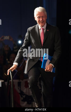 Denver, Colorado, USA. 4. November 2016. Der ehemalige Präsident Bill Clinton betritt die Bühne bei einer Kundgebung von Hillary Clinton in Denver, Colorado. Bildnachweis: Das Foto Zugang/Alamy Live-Nachrichten Stockfoto