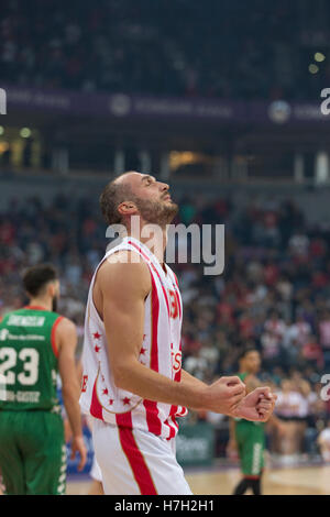 Belgrad, Serbien. 4. November 2016: Marko Simonovic von Crvena Zvezda in Aktion während der 2016/2017 Turkish Airlines EuroLeague regulären Saison Runde 5 Spiel zwischen Crvena Zvezda MTS Belgrad und Baskonia Vitoria Gasteiz Kombank Arena am 4. November 2016 in Belgrad, Serbien. Bildnachweis: Nikola Krstic/Alamy Live-Nachrichten Stockfoto