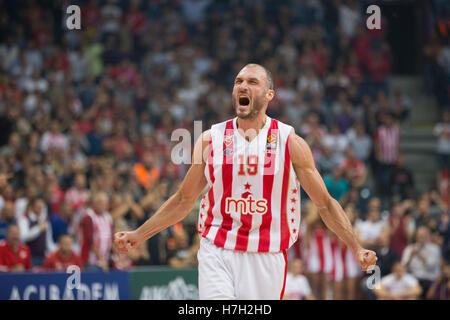 Belgrad, Serbien. 4. November 2016: Marko Simonovic von Crvena Zvezda in Aktion während der 2016/2017 Turkish Airlines EuroLeague regulären Saison Runde 5 Spiel zwischen Crvena Zvezda MTS Belgrad und Baskonia Vitoria Gasteiz Kombank Arena am 4. November 2016 in Belgrad, Serbien. Bildnachweis: Nikola Krstic/Alamy Live-Nachrichten Stockfoto