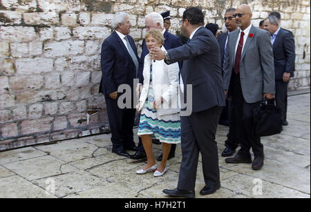 Bethlehem, Westjordanland, Palästinensische Gebiete. 5. November 2016. Kanadas Generalgouverneur David Johnston besucht die Kirche der Geburt in der West Bank von Bethlehem 5. November 2016 Credit: Wisam Hashlamoun/APA Bilder/ZUMA Draht/Alamy Live News Stockfoto