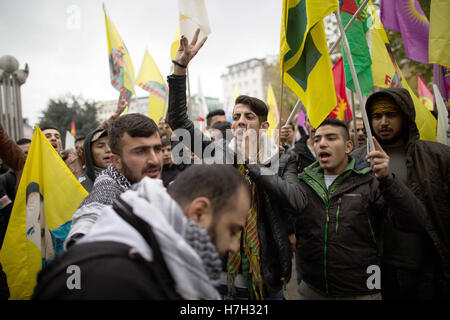 Köln, Deutschland. 5. November 2016. Kurden demonstrieren gegen die Verhaftungen führender Oppositionspolitiker in der Türkei in Köln, Deutschland, 5. November 2016. In der Nacht vom 3. Oktober hatte die türkische Polizei bei einer Razzia, unter ihnen die beiden Parteiführer 11 m/s der pro-kurdischen Partei HDP verhaftet. Bei der Rallye schwenkten Demonstranten auch Fahnen mit dem Bild des inhaftierten PKK-Führer Abdullah Öcalan. Foto: MAJA HITIJ/Dpa/Alamy Live News Stockfoto