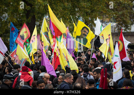 Köln, Deutschland. 5. November 2016. Kurden demonstrieren gegen die Verhaftungen führender Oppositionspolitiker in der Türkei in Köln, Deutschland, 5. November 2016. In der Nacht vom 3. Oktober hatte die türkische Polizei bei einer Razzia, unter ihnen die beiden Parteiführer 11 m/s der pro-kurdischen Partei HDP verhaftet. Bei der Rallye schwenkten Demonstranten auch Fahnen mit dem Bild des inhaftierten PKK-Führer Abdullah Öcalan. Foto: MAJA HITIJ/Dpa/Alamy Live News Stockfoto