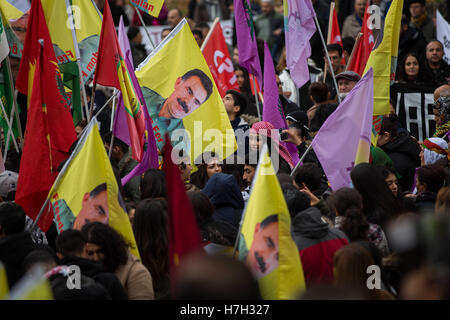 Köln, Deutschland. 5. November 2016. Kurden demonstrieren gegen die Verhaftungen führender Oppositionspolitiker in der Türkei in Köln, Deutschland, 5. November 2016. In der Nacht vom 3. Oktober hatte die türkische Polizei bei einer Razzia, unter ihnen die beiden Parteiführer 11 m/s der pro-kurdischen Partei HDP verhaftet. Bei der Rallye schwenkten Demonstranten auch Fahnen mit dem Bild des inhaftierten PKK-Führer Abdullah Öcalan. Foto: MAJA HITIJ/Dpa/Alamy Live News Stockfoto