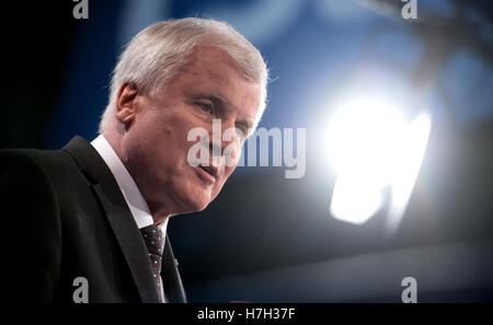 München, Deutschland. 5. November 2016. Der Gouverneur von Bayern, Horst Seehofer (CSU), verleiht einem TV-Interview auf dem Parteitag der CSU in München, Deutschland, 5. November 2016. Foto: SVEN HOPPE/Dpa/Alamy Live News Stockfoto