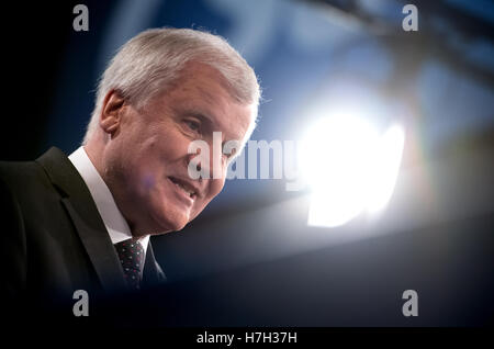 München, Deutschland. 5. November 2016. Der Gouverneur von Bayern, Horst Seehofer (CSU), verleiht einem TV-Interview auf dem Parteitag der CSU in München, Deutschland, 5. November 2016. Foto: SVEN HOPPE/Dpa/Alamy Live News Stockfoto