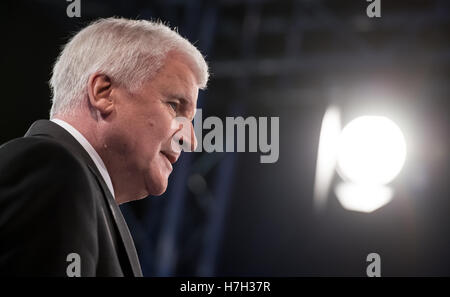 München, Deutschland. 5. November 2016. Der Gouverneur von Bayern, Horst Seehofer (CSU), verleiht einem TV-Interview auf dem Parteitag der CSU in München, Deutschland, 5. November 2016. Foto: SVEN HOPPE/Dpa/Alamy Live News Stockfoto