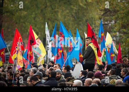 Köln, Deutschland. 5. November 2016. Kurden demonstrieren gegen die Verhaftungen führender Oppositionspolitiker in der Türkei in Köln, Deutschland, 5. November 2016. In der Nacht vom 3. Oktober hatte die türkische Polizei bei einer Razzia, unter ihnen die beiden Parteiführer 11 m/s der pro-kurdischen Partei HDP verhaftet. Foto: MAJA HITIJ/Dpa/Alamy Live News Stockfoto