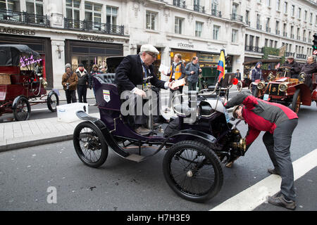 London, UK, 5. November 2016, Regent Street Motor show 2016 findet in London. Riesige Menschenmassen wieder einmal zu besuchen, um zu sehen, eine Mischung aus Autos aus Veteranen Autos, Formel1 und klassisch, Hybrid-Elektro-Auto Kredit: Keith Larby/Alamy Live News Stockfoto