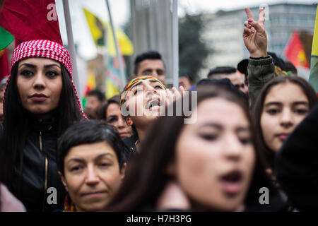 Köln, Deutschland. 5. November 2016. Kurden demonstrieren gegen die Verhaftungen führender Oppositionspolitiker in der Türkei in Köln, Deutschland, 5. November 2016. In der Nacht vom 3. Oktober hatte die türkische Polizei bei einer Razzia, unter ihnen die beiden Parteiführer 11 m/s der pro-kurdischen Partei HDP verhaftet. Foto: MAJA HITIJ/Dpa/Alamy Live News Stockfoto