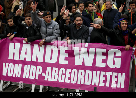 Köln, Deutschland. 5. November 2016. Kurden demonstrieren gegen die Verhaftungen führender Oppositionspolitiker in der Türkei in Köln, Deutschland, 5. November 2016. In der Nacht vom 3. Oktober hatte die türkische Polizei bei einer Razzia, unter ihnen die beiden Parteiführer 11 m/s der pro-kurdischen Partei HDP verhaftet. Das Banner liest "Hände weg von HDP m/s". Foto: OLIVER BERG/Dpa/Alamy Live News Stockfoto