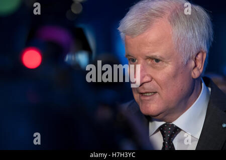 München, Deutschland. 5. November 2016. Der Gouverneur von Bayern, Horst Seehofer (CSU), gibt ein TV-Interview nach dem Parteitag der CSU in München, Deutschland, 5. November 2016. Foto: SVEN HOPPE/Dpa/Alamy Live News Stockfoto