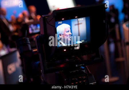 München, Deutschland. 5. November 2016. Der Gouverneur von Bayern, Horst Seehofer (CSU), sehen auf dem Bildschirm der Kamera auf dem Parteitag der CSU in München, Deutschland, 5. November 2016. Foto: SVEN HOPPE/Dpa/Alamy Live News Stockfoto