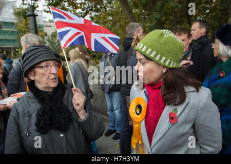 Richmond, London, UK. 5. November 2016. Sarah Olney (im roten Schal), die Liberal Democrats Kandidat für die Richmond Park und North Kingston Nachwahl Stockfoto