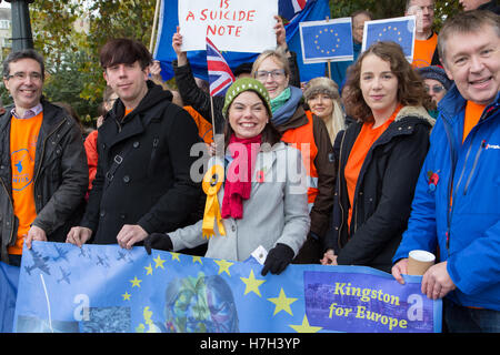 Richmond, London, UK. 5. November 2016. Sarah Olney (im roten Schal), die Liberal Democrats Kandidat für die Richmond Park und North Kingston Nachwahl Stockfoto