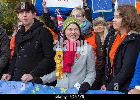 Richmond, London, UK. 5. November 2016. Sarah Olney (im roten Schal), die Liberal Democrats Kandidat für die Richmond Park und North Kingston Nachwahl Stockfoto