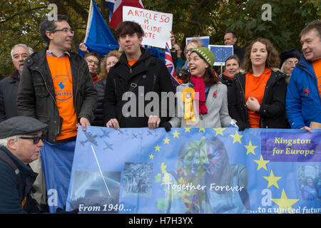 Richmond, London, UK. 5. November 2016. Sarah Olney (im roten Schal), die Liberal Democrats Kandidat für die Richmond Park und North Kingston Nachwahl Stockfoto