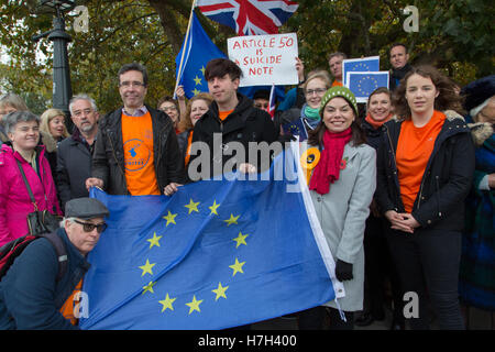 Richmond, London, UK. 5. November 2016. Sarah Olney (im roten Schal), die Liberal Democrats Kandidat für die Richmond Park und North Kingston Nachwahl Stockfoto