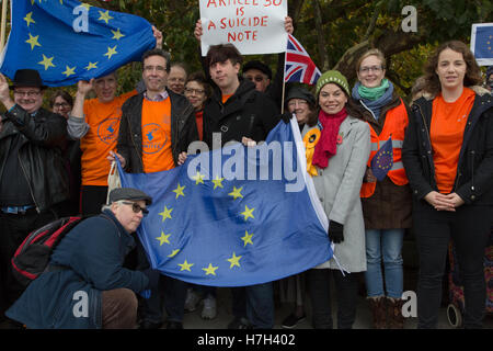 Richmond, London, UK. 5. November 2016. Sarah Olney (im roten Schal), die Liberal Democrats Kandidat für die Richmond Park und North Kingston Nachwahl Stockfoto