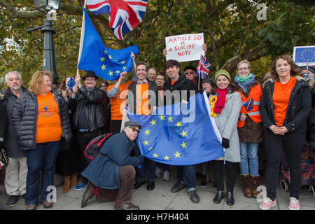 Richmond, London, UK. 5. November 2016. Sarah Olney (im roten Schal), die Liberal Democrats Kandidat für die Richmond Park und North Kingston Nachwahl Stockfoto