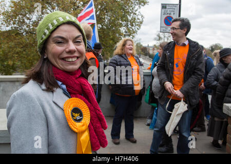 Richmond, London, UK. 5. November 2016. Sarah Olney (im roten Schal), die Liberal Democrats Kandidat für die Richmond Park und North Kingston Nachwahl Stockfoto