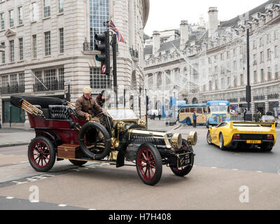 1904 de Dion Buton Veteran Car auf der Motor Show 2016 Regent Street, Westminster London UK. 11.05.2016. Stockfoto