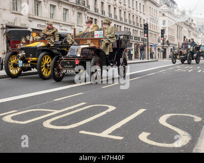 1903-de-Dion-Buton und Wolseley Veteran Autos auf dem Display an der Regent Street Motor Show 2016, Westminster London UK. 11.05.2016. Stockfoto