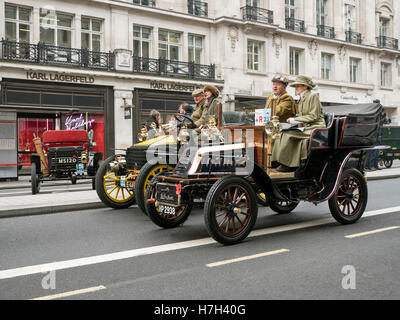 1903-de-Dion-Buton und Wolseley Veteran Autos auf dem Display an der Regent Street Motor Show 2016, Westminster London UK. 11.05.2016. Stockfoto