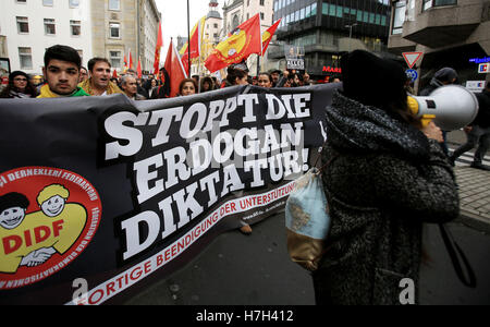 Köln, Deutschland. 5. November 2016. Kurden demonstrieren gegen die Verhaftungen führender Oppositionspolitiker in der Türkei in Köln, Deutschland, 5. November 2016. In der Nacht vom 3. Oktober hatte die türkische Polizei bei einer Razzia, unter ihnen die beiden Parteiführer 11 m/s der pro-kurdischen Partei HDP verhaftet. Das Banner liest "Stop die Erdogan-Diktatur!". Foto: OLIVER BERG/Dpa/Alamy Live News Stockfoto