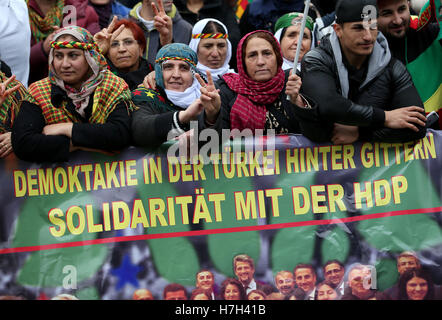 Köln, Deutschland. 5. November 2016. Kurden demonstrieren gegen die Verhaftungen führender Oppositionspolitiker in der Türkei in Köln, Deutschland, 5. November 2016. In der Nacht vom 3. Oktober hatte die türkische Polizei bei einer Razzia, unter ihnen die beiden Parteiführer 11 m/s der pro-kurdischen Partei HDP verhaftet. Foto: OLIVER BERG/Dpa/Alamy Live News Stockfoto