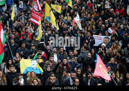 Köln, Deutschland. 5. November 2016. Kurden demonstrieren gegen die Verhaftungen führender Oppositionspolitiker in der Türkei in Köln, Deutschland, 5. November 2016. In der Nacht vom 3. Oktober hatte die türkische Polizei bei einer Razzia, unter ihnen die beiden Parteiführer 11 m/s der pro-kurdischen Partei HDP verhaftet. Foto: OLIVER BERG/Dpa/Alamy Live News Stockfoto