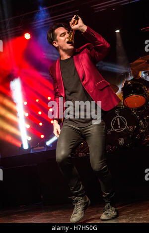 Mailand, Italien. 4. November 2016. Die amerikanische Band Panik! AT THE DISCO führt live auf der Bühne Fabrique während der "Death Of A Bachelor Tour" Credit: Rodolfo weitertransferiert/Alamy Live News Stockfoto
