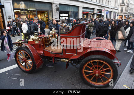 Regent Street, London, UK. 5. November 2016. Autos und Fahrer aus der London, Brighton-Rennen in der Regent Street Motor Show. Stockfoto