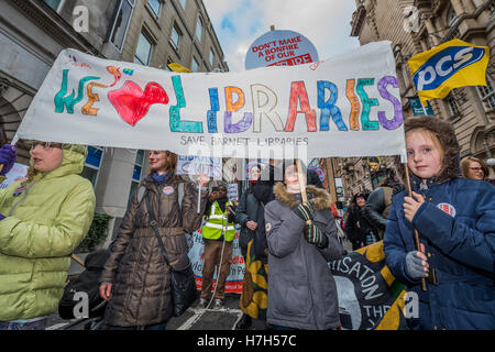 London, UK. 5. November 2016. Llibrary Aktivisten, Kunst- und Kulturliebhaber und Museum und Galerie Arbeiter inszenieren eine nationale Demonstration, unterstützt von PCS und Unite in London gegen Kürzungen zu unserer Branche. Der Marsch ging aus der British Library zum Trafalgar Square, wo ihre Veröffentlichungen waren. Bildnachweis: Guy Bell/Alamy Live-Nachrichten Stockfoto