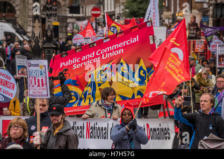 London, UK. 5. November 2016. Llibrary Aktivisten, Kunst- und Kulturliebhaber und Museum und Galerie Arbeiter inszenieren eine nationale Demonstration, unterstützt von PCS und Unite in London gegen Kürzungen zu unserer Branche. Der Marsch ging aus der British Library zum Trafalgar Square, wo ihre Veröffentlichungen waren. Bildnachweis: Guy Bell/Alamy Live-Nachrichten Stockfoto