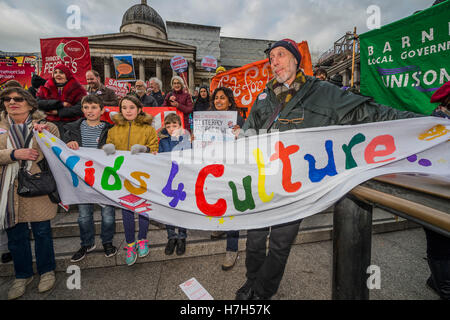 London, UK. 5. November 2016. Llibrary Aktivisten, Kunst- und Kulturliebhaber und Museum und Galerie Arbeiter inszenieren eine nationale Demonstration, unterstützt von PCS und Unite in London gegen Kürzungen zu unserer Branche. Der Marsch ging aus der British Library zum Trafalgar Square, wo ihre Veröffentlichungen waren. Bildnachweis: Guy Bell/Alamy Live-Nachrichten Stockfoto