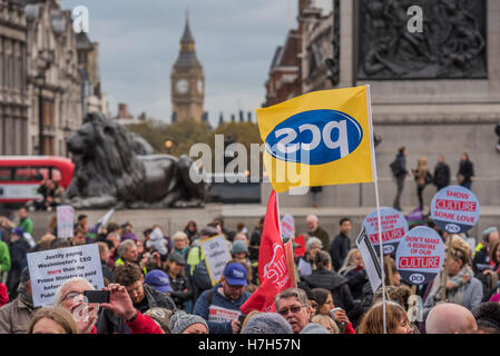 London, UK. 5. November 2016. Llibrary Aktivisten, Kunst- und Kulturliebhaber und Museum und Galerie Arbeiter inszenieren eine nationale Demonstration, unterstützt von PCS und Unite in London gegen Kürzungen zu unserer Branche. Der Marsch ging aus der British Library zum Trafalgar Square, wo ihre Veröffentlichungen waren. Bildnachweis: Guy Bell/Alamy Live-Nachrichten Stockfoto