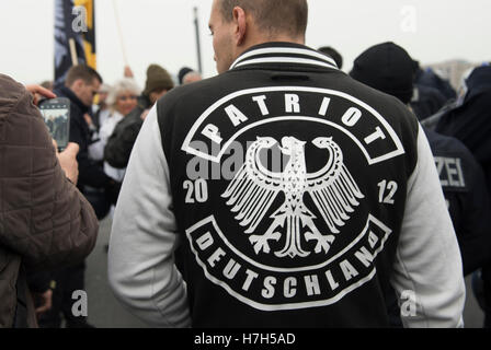 Berlin, Deutschland. 5. November 2016. "Patriot-Deutschland" (lt. Deutschland Patriot) kann Ben gesehen auf der Rückseite der Jacke während der vierten Demonstration der rechten populistischen Allianz "Wir Fuer Deutschland" in Berlin, Deutschland, 5. November 2016. Foto: PAUL ZINKEN/Dpa/Alamy Live News Stockfoto