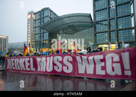 Berlin, Deutschland. 5. November 2016. "Merkel Muss Weg!" (lt. muss Merkel!) können Sie Ben auf gesehen auf ein Banner während der vierten Demonstration der rechten populistischen Allianz "Wir Fuer Deutschland" in Berlin, Deutschland, 5. November 2016. Foto: PAUL ZINKEN/Dpa/Alamy Live News Stockfoto