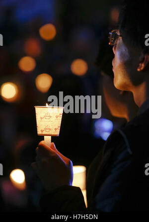 Seoul, Südkorea. 5. November 2016. Demonstranten kümmern sich um ein Candle-Light-Kundgebung gegen den südkoreanischen Präsidenten Park auf der GwangHwaMoon Straße in Seoul. © Min Won-Ki/ZUMA Draht/Alamy Live-Nachrichten Stockfoto