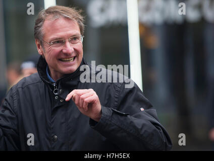 Berlin, Deutschland. 5. November 2016. Michael Johannes Stuerzenberger, Vorsitzender des rechten populistischen Partei "Freiheit sterben" (lt. "Freiheit") und ein regelmäßiger Autor des Blogs "Politisch unkorrekt" Gespräch mit Demonstranten in Berlin, Deutschland, 5. November 2016. Er ist ein Teilnehmer in der eine so genannte "Konferenz" von der neuen rechten Magzine, kompakt, statt unter dem Titel "Offensive Fuer Meinungsfreiheit" (lt. Offensive für Freedom of Speech) Foto: PAUL ZINKEN/Dpa/Alamy Live News Stockfoto