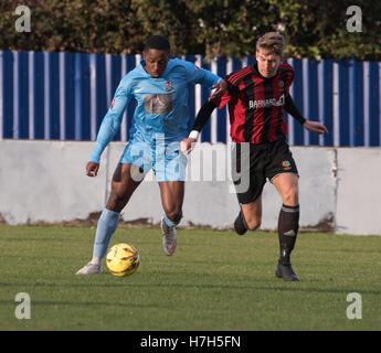 Brentwood, Essex, 5. November 2016, Connor Witherspoon von Brightlingsea Regent Herausforderungen Marcus Milner von Brentwood (blau) in Brentwood (1) Vs Brightlingsea Regent (4) Spiel Credit: Ian Davidson/Alamy Live News Stockfoto