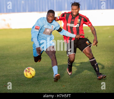 Brentwood, Essex, 5. November 2016, Brightlingsea Shamido Pedulu der Regent verliert eine Herausforderung zu Sam Owusu von Brentwood (blau) an der Brentwood (1) vs Brightlingsea Regent (4) Game: Ian Davidson/Alamy leben Nachrichten Stockfoto